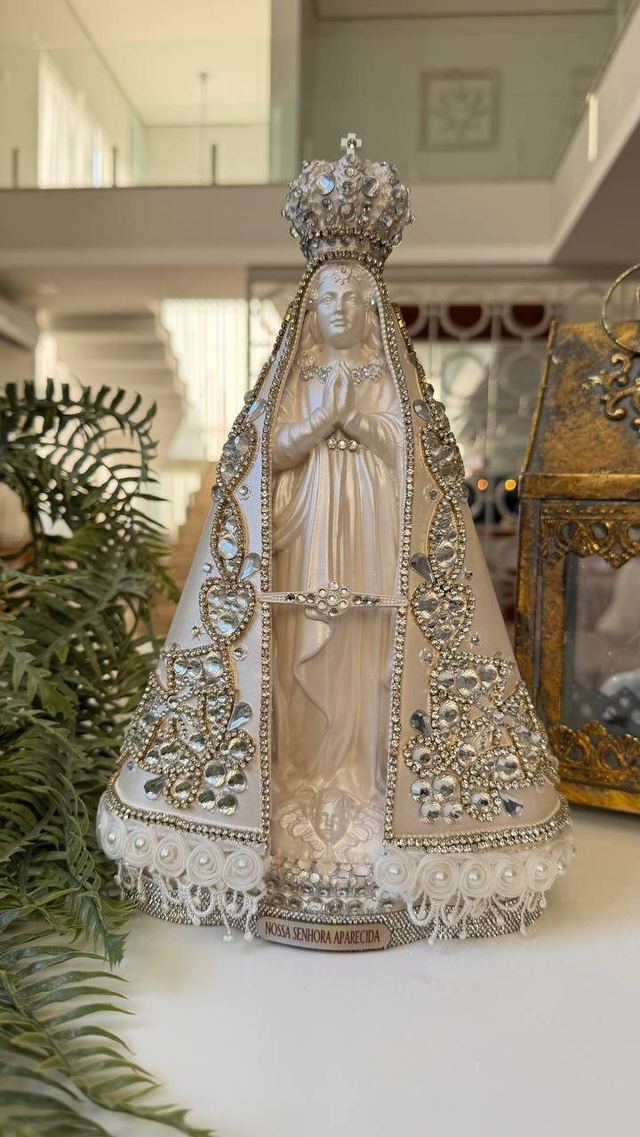 Nossa Senhora Aparecida em marfim com cristais e pérolas, peça da Rita Machado