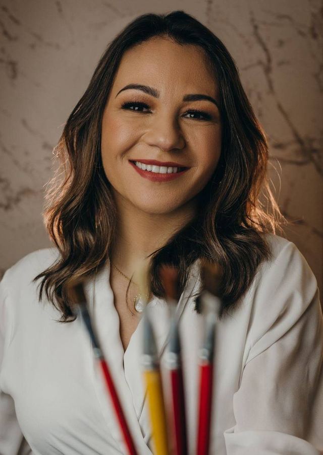 Rita Machado com os pincéis